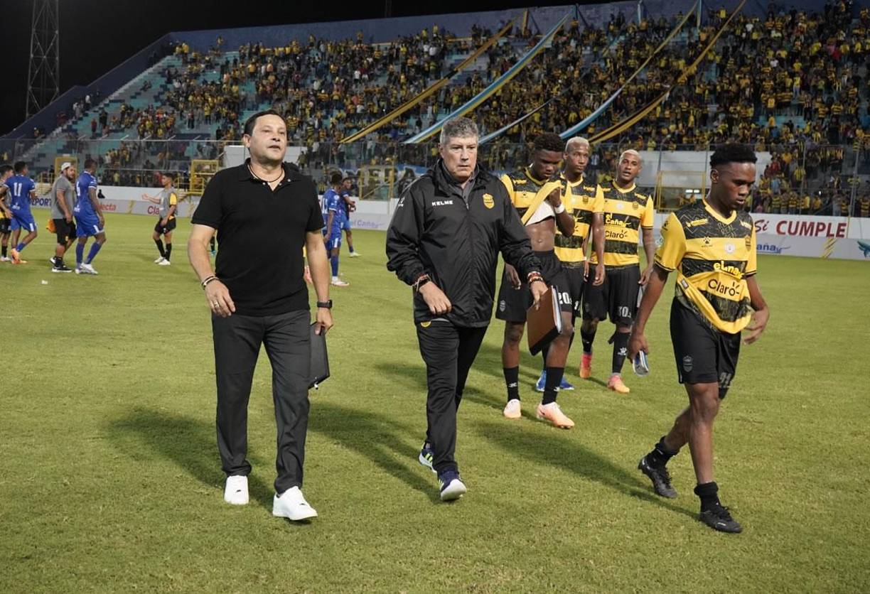 El rostro de decepción del entrenador del Real España, Jeaustin Campos, y sus jugadores tras el amargo empate que cedieron contra el Victoria.