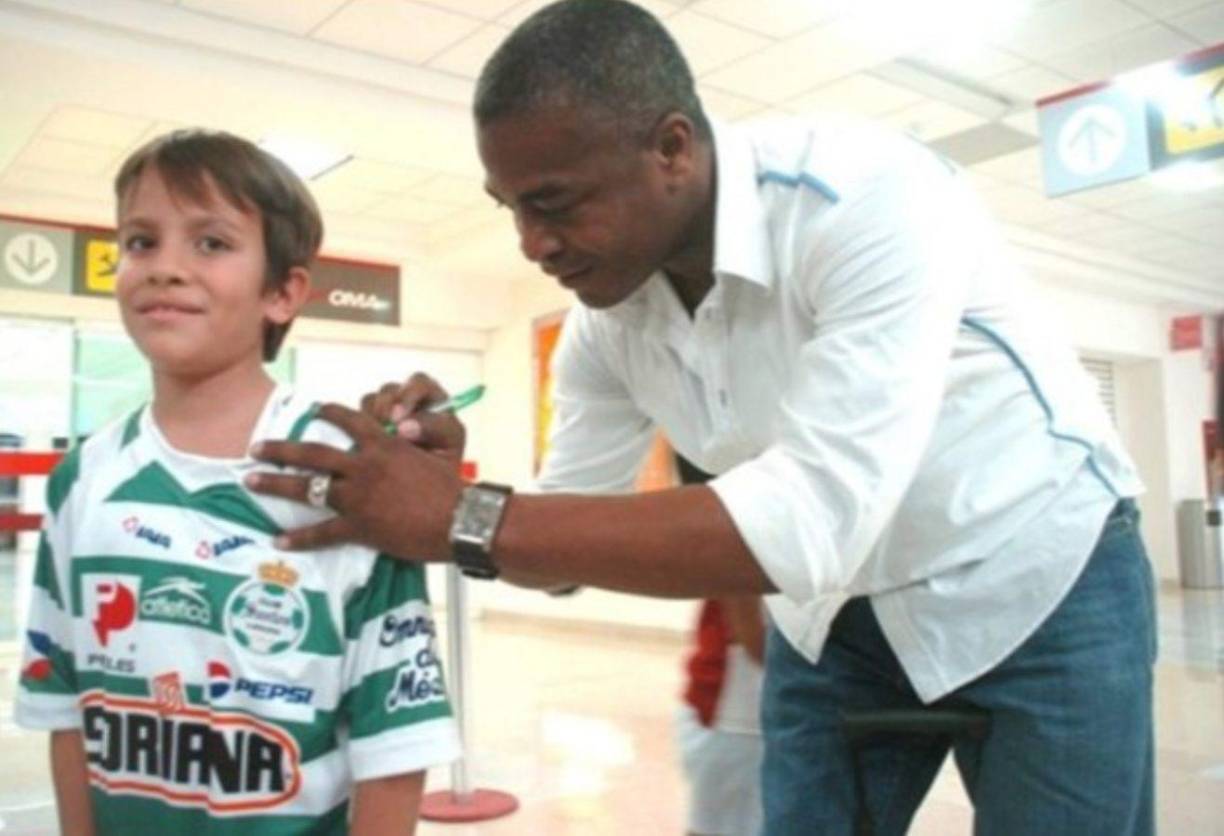El llamado tuvo eco y Dolmo Flores posteriormente fue invitado a Torreón, lugar donde niños y adultos lo admiran por su pasado como jugador en Santos Laguna.