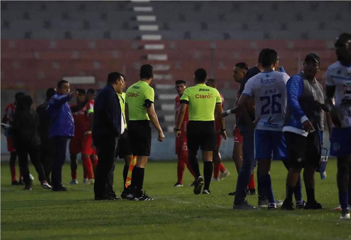 Los entrenadores y jugadores de ambos equipos lamentaron ésta situación y tuvieron que esperar para saber si iban a terminar el partido o no.