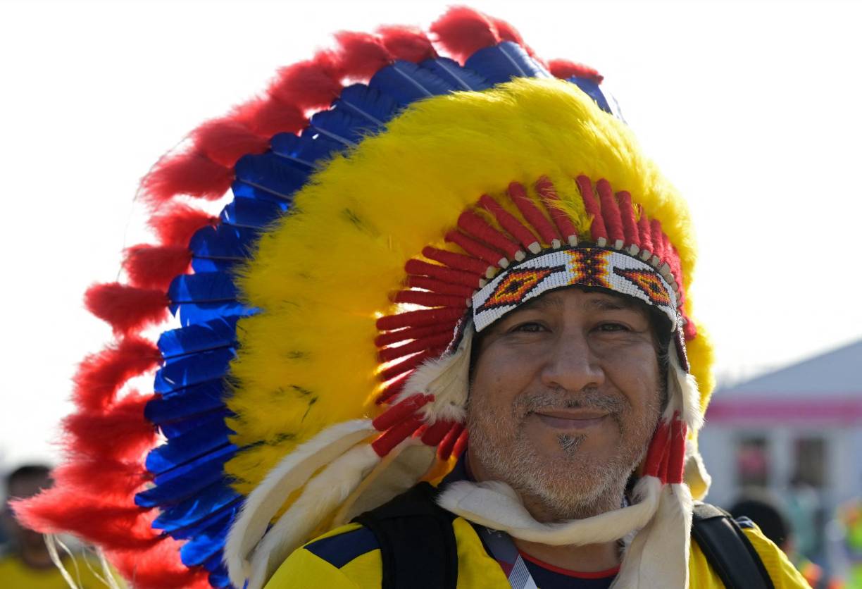 Un hincha de Ecuador llega al Estadio Al-Bayt en Al Khor.