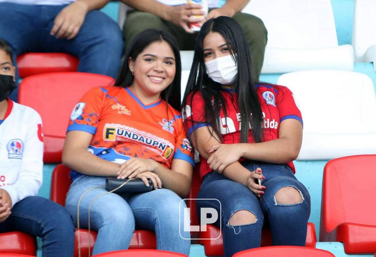 Amigas y rivales. Dos bellas aficionadas que disfrutaron del partido Olimpia-UPN.