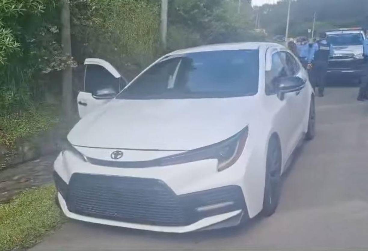 El vehículo donde fueron encontrados los jovencitos estaba a la orilla de la carretera con las puertas abiertas. 