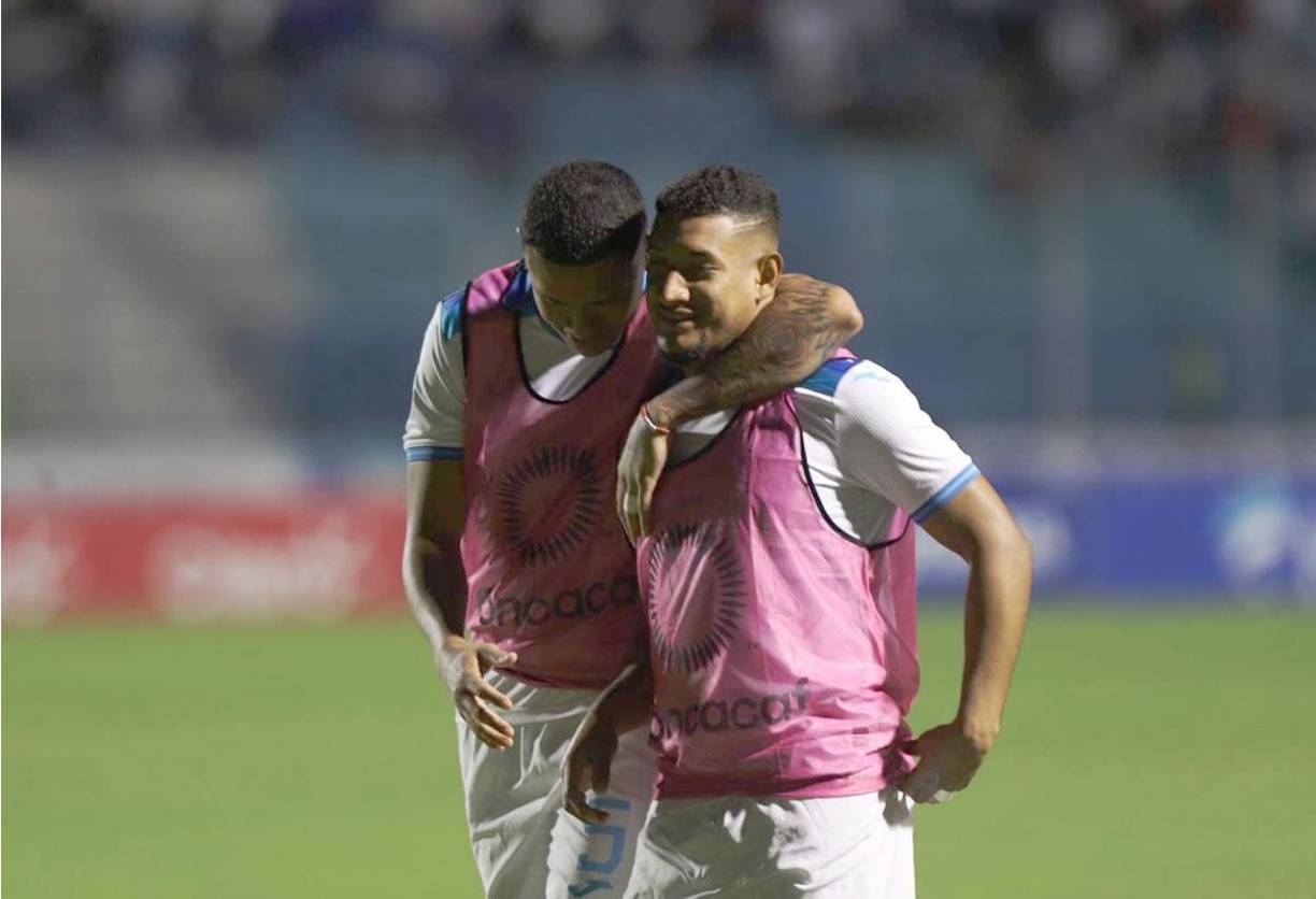 Kervin Arriaga, quien entró de cambio, y Bryan Acosta, que no jugó, sonríen al medio tiempo del partido.