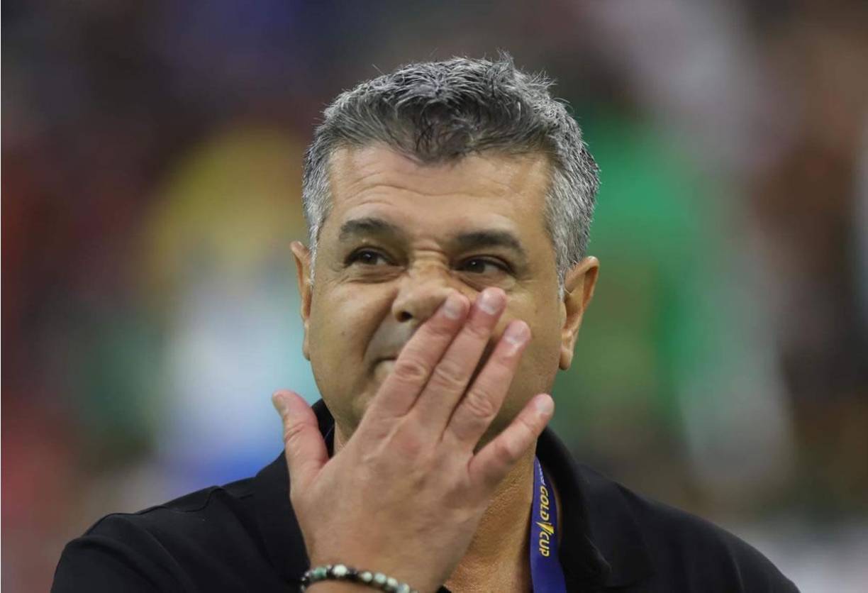 Diego Vázquez salió al campo con rostro serio previo al inicio del partido de la Copa Oro.