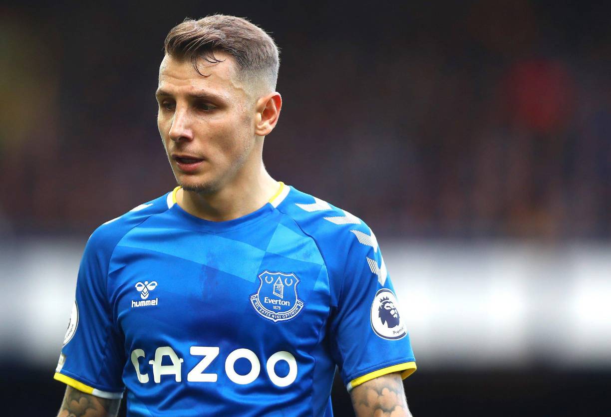 El entrenador español del Everton, Rafa Benítez, ha confirmado que el lateral zurdo Lucas Digne ha pedido abandonar el club en este mercado. Chelsea y West Ham están interesados en su contratación.