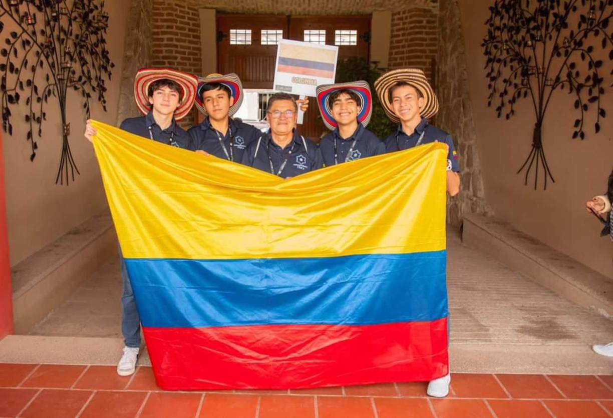 Cabe destacar que, uno de los estudiantes delegados de Colombia con sus conocimientos en la materia de Física Elemental se llevó medalla de oro para su país.