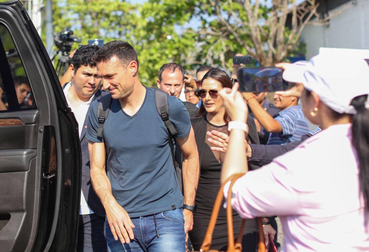 Lionel Scaloni, entrenador campeón del Mundo con Argentina, arribó a El Salvador y ha causado furor en los salvadoreños. ¿Qué anda haciendo el estratega? A continuación los detalles.