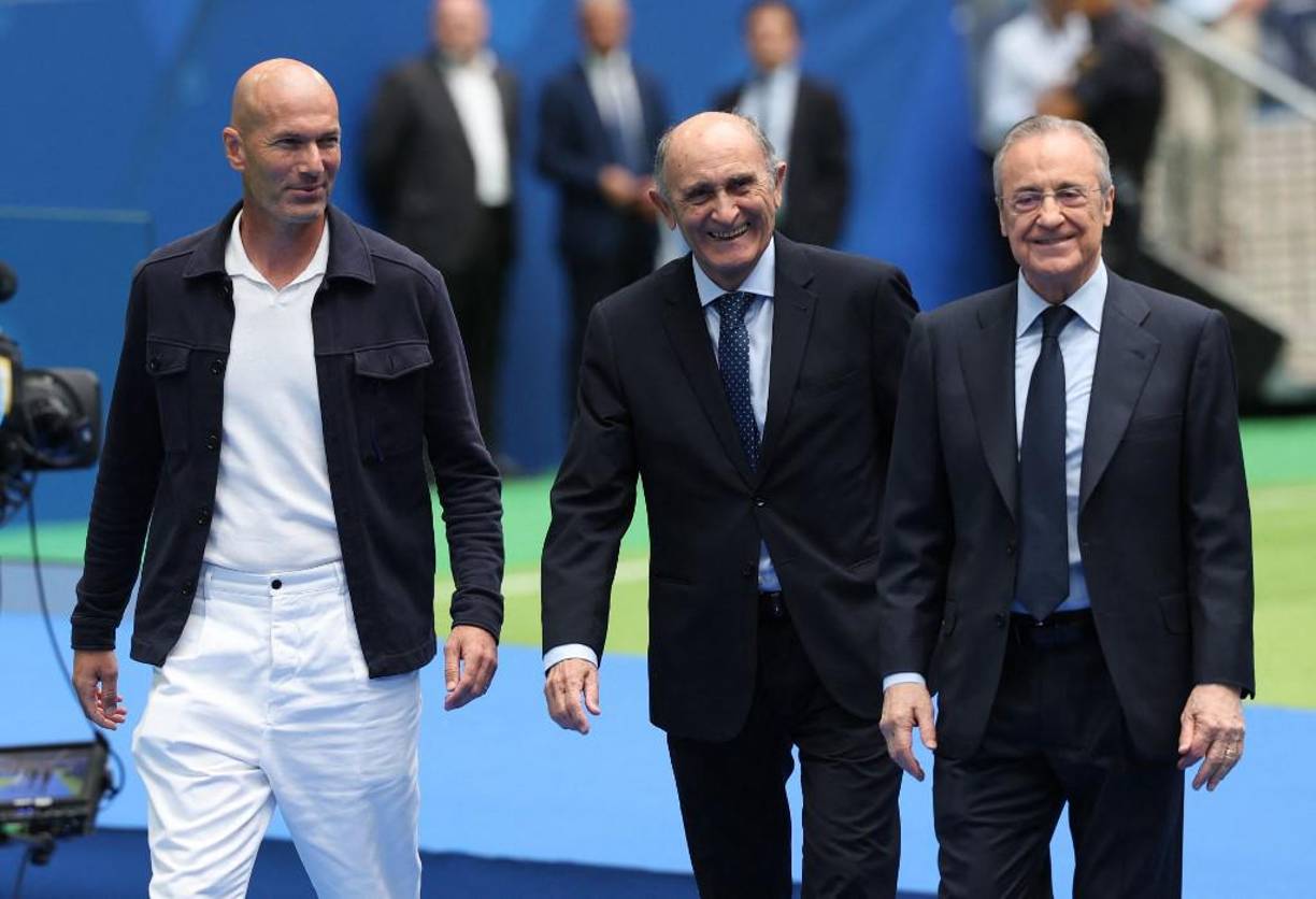 El evento comenzó, tras la salida al campo del presidente del Real Madrid Florentino Pérez, el presidente de honor José Martínez Pirri y el exjugador y exentrenador Zinedine Zidane, con un vídeo de las 15 ‘Champions’ del Real Madrid.