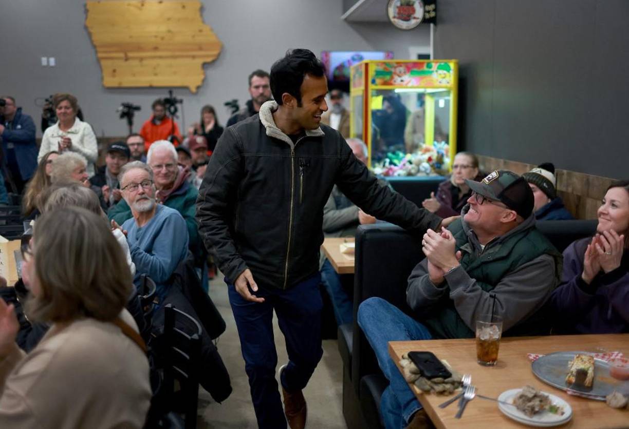 Ha sido el que más se ha distinguido en los debates republicanos (en los que Trump no ha participado), no por su elocuencia u oratoria, sino por su agresividad con sus rivales, sobre todo con Haley, que llegó a perder los nervios y llamarle “escoria” en uno de esos intercambios.