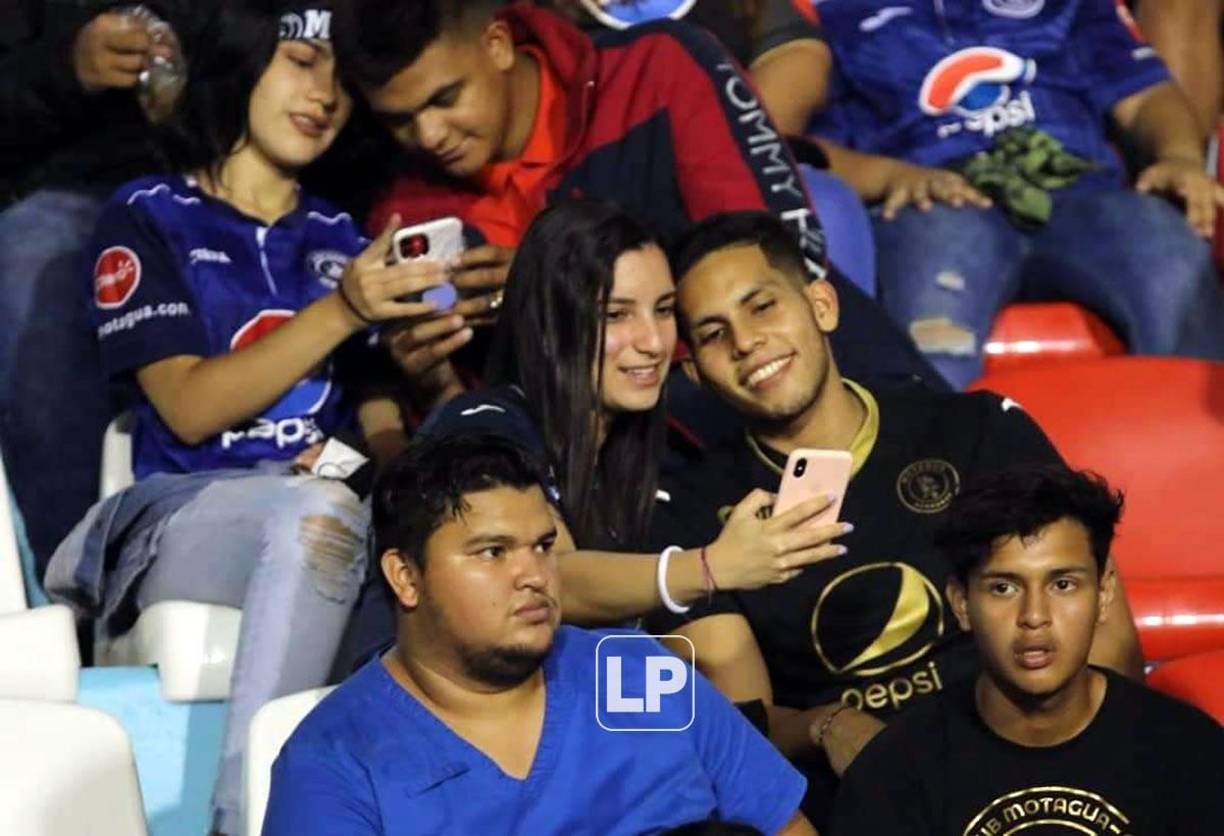 Más selfies de los aficionados en las graderías del estadio Nacional Chelato Uclés.