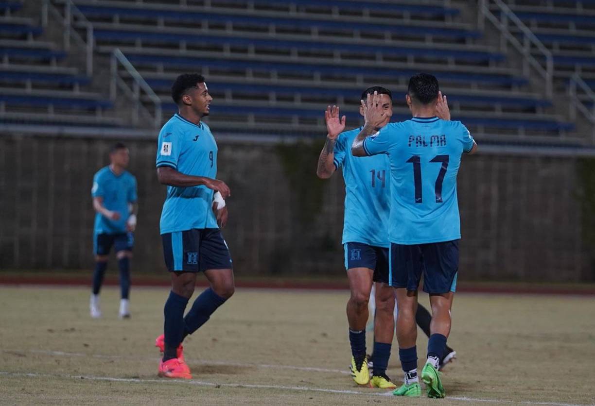 Andy Nájar celebrando su gol con Luis Palma y Antony ‘Choco‘ Lozano.