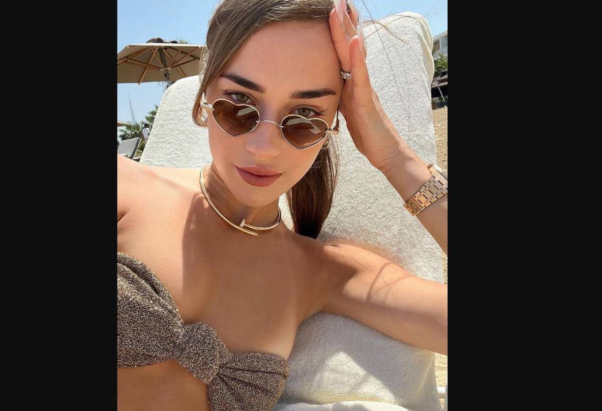 Los lujos no son ajenos a ella, pues dentro de las fotografías que coloca en sus redes sociales muestra bolsos de diseñadores como Louis Vuitton, Prada y Chanel.