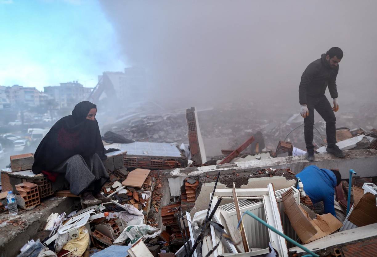 No obstante, dice que todavía hay esperanza, ya que aún se escuchan voces de gente entre los escombros y se está trabajando para alcanzarlos. “Todavía se puede. Aún podemos salvar a gente”, asegura Vahid.