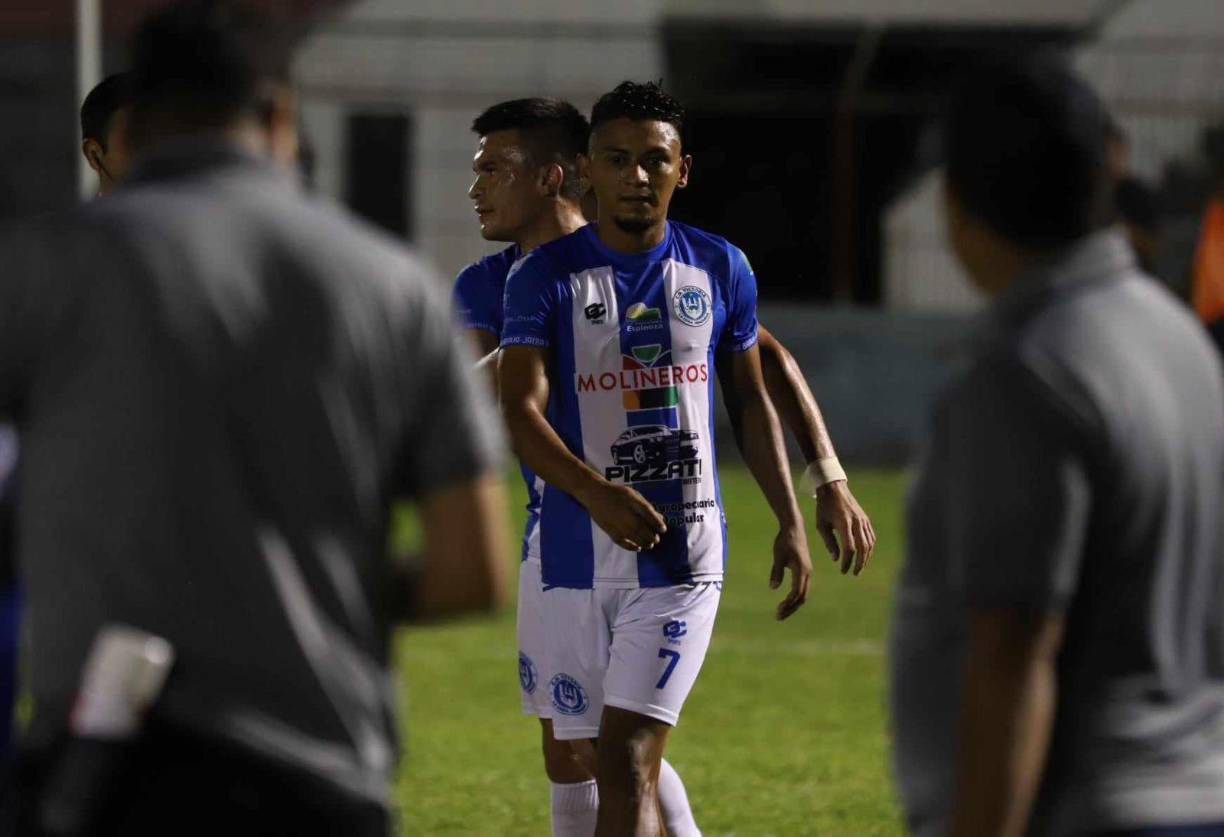 Sin embargo, en el 50’ ,Alexy Vega se perfiló en los linderos del área, se abrió al espacio y soltó un lindo zurdazo que se coló en el ángulo superior derecho para darle la ventaja nuevamente a Victoria.