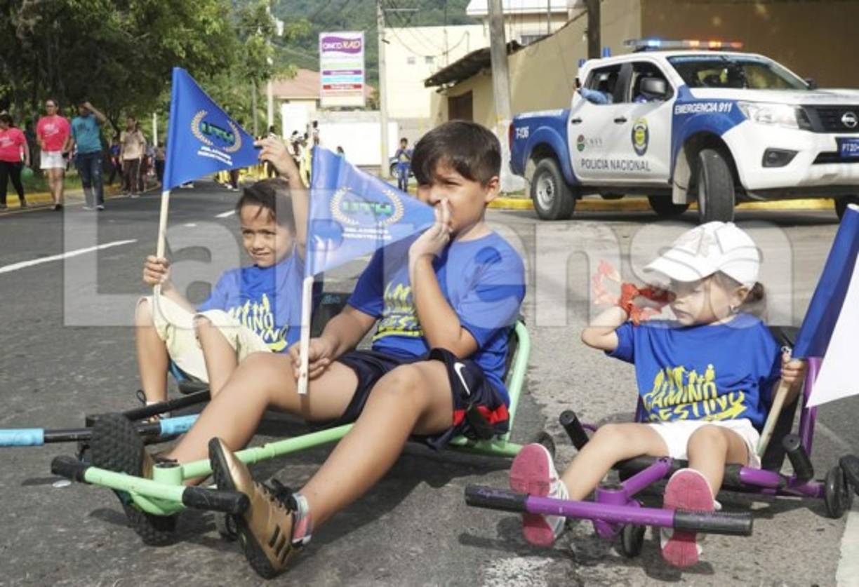 Los más pequeños se disfrutaron la caminata al tener un día en familia.