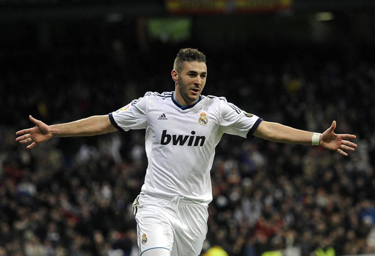 Llegado al Real Madrid en 2009, con 21 años, <b>Benzema</b> se va del club merengue tras 14 temporadas y 25 títulos, que lo convierten en el hombre que más trofeos ha ganado de blanco, junto al brasileño Marcelo.