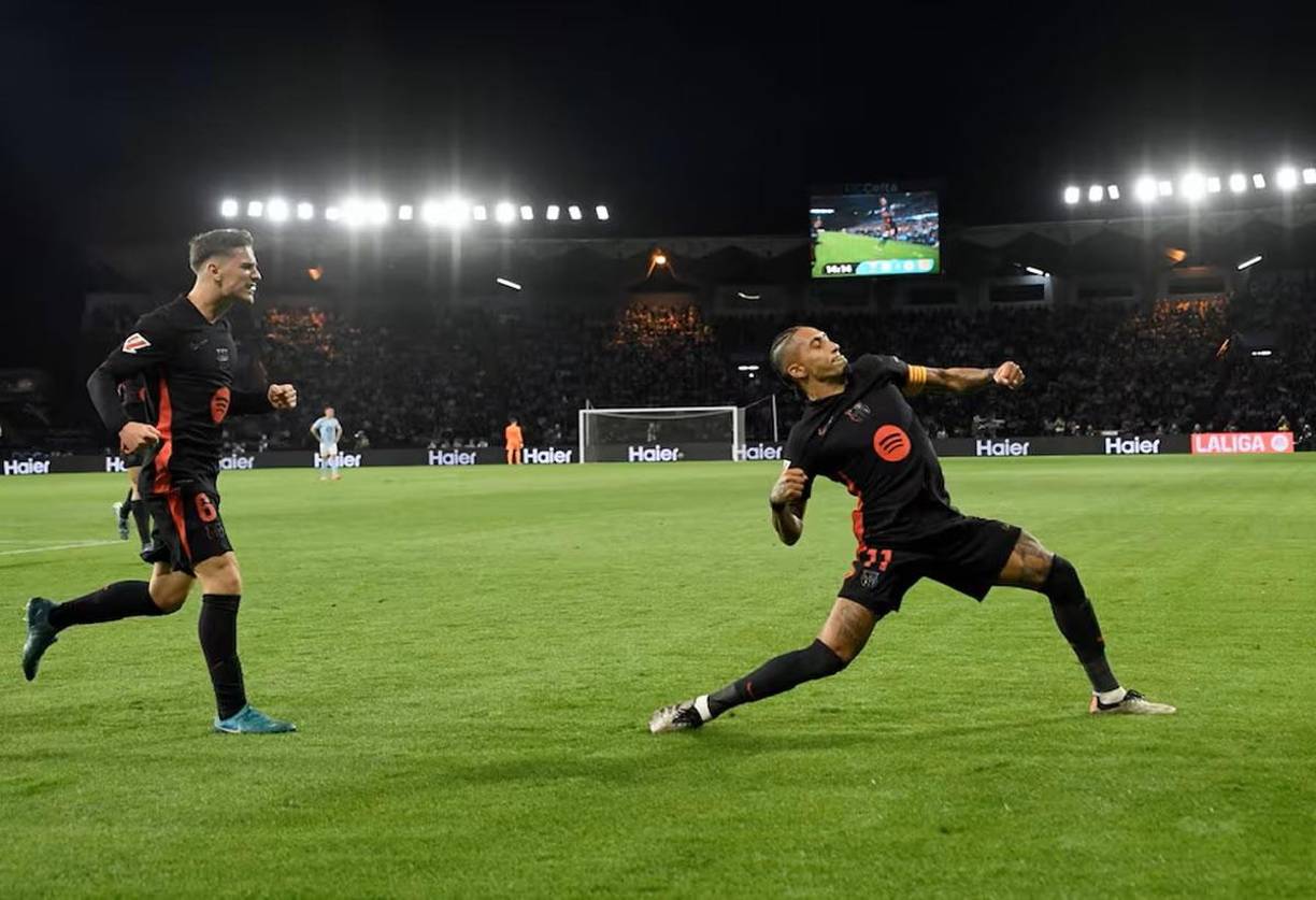 Así celebró Raphinha su octavo gol con el Barcelona en la Liga Española 2024-2025.