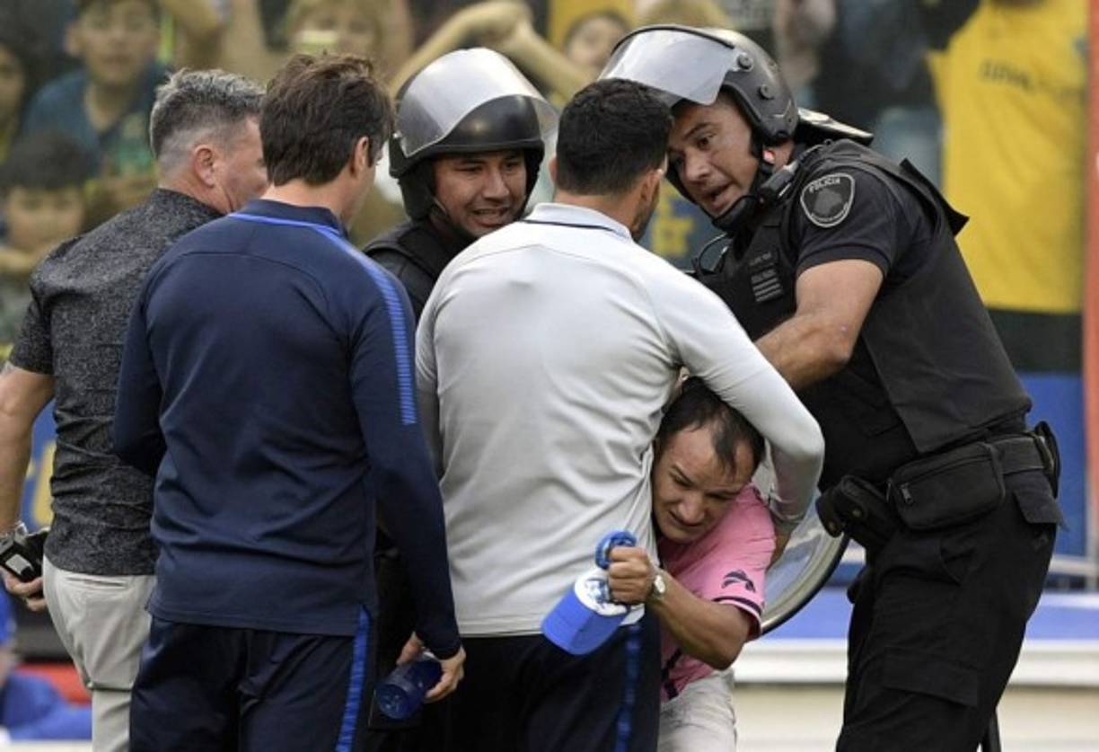 Cuando la Policía pretendía retirar al aficionado de Boca Juniors, fue respaldado por Carlos Tévez que lo llevó ante sus compañeros.