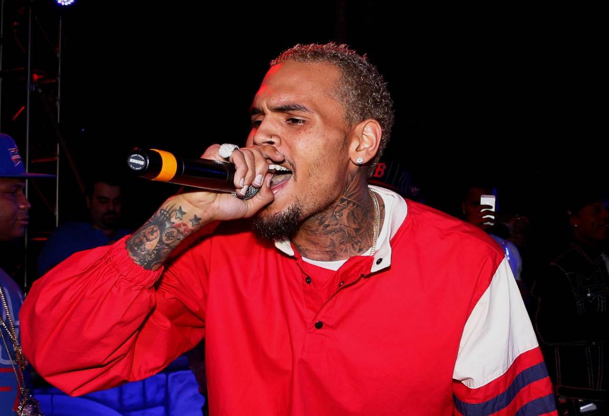 El caso más sonado de <b>Chris Brown</b> ocurrió en 2009, cuando agredió físicamente a su entonces pareja, la cantante Rihanna, en vísperas de los premios Grammy. Este altercado dejó a la cantante con <b>lesiones visibles</b> y llevó a que Brown se declarara culpable, siendo condenado a<b> cinco años de libertad condicional</b>, trabajo comunitario y terapia para la violencia doméstica.