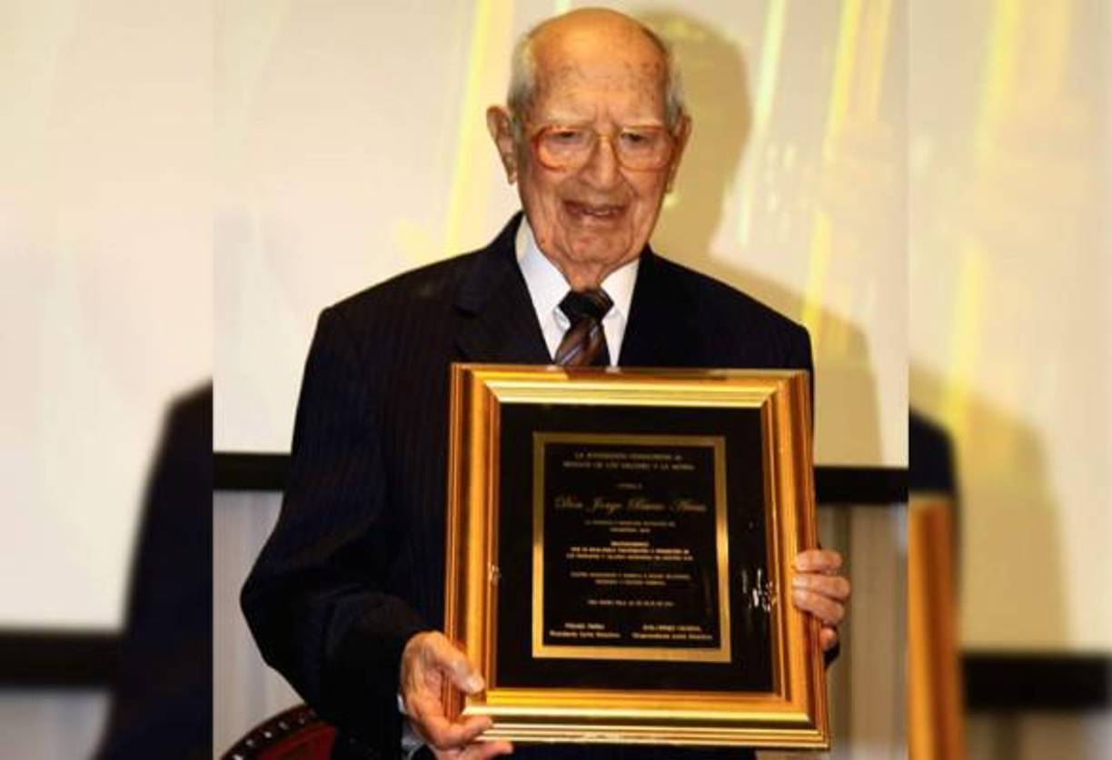 Don Jorge Bueso Arias (QDDG) durante un reconocimiento que recibió.