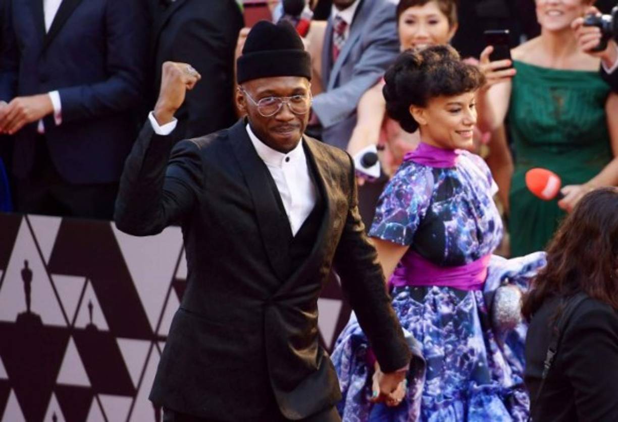 Mahershala Ali y Amatus Sami-Karim llegan de la mano a la ceremonia 91 de los premios Óscar.