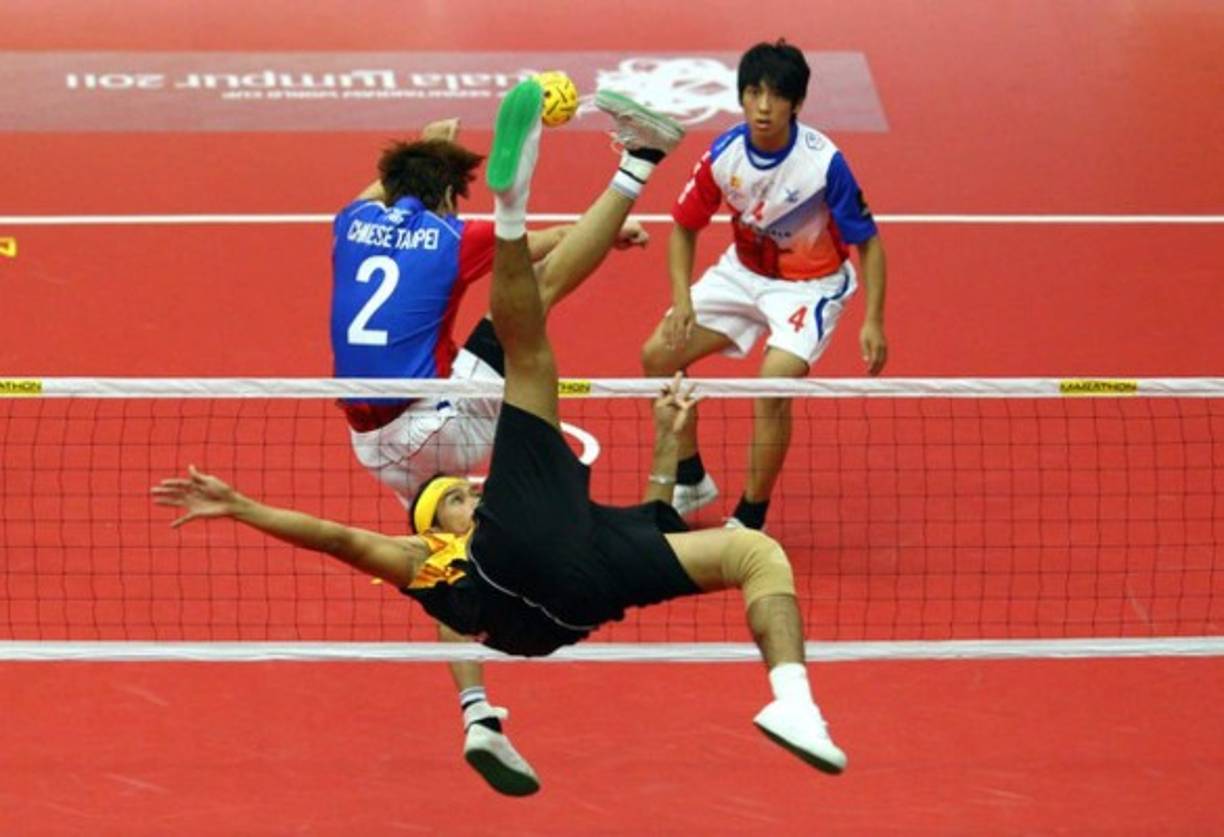 SEPAK TAKRAW<br/>¿Quién dijo que las artes marciales no pueden ser divertidas? <br/>Eso pensaron en los países del extremo oriente, por lo que inventaron un deporte parecido al volibol, pero a diferencia de este, en el que solo se puede tocar la pelota con las manos, en este caso, se puede tocar con cualquier parte del cuerpo, menos con las manos.