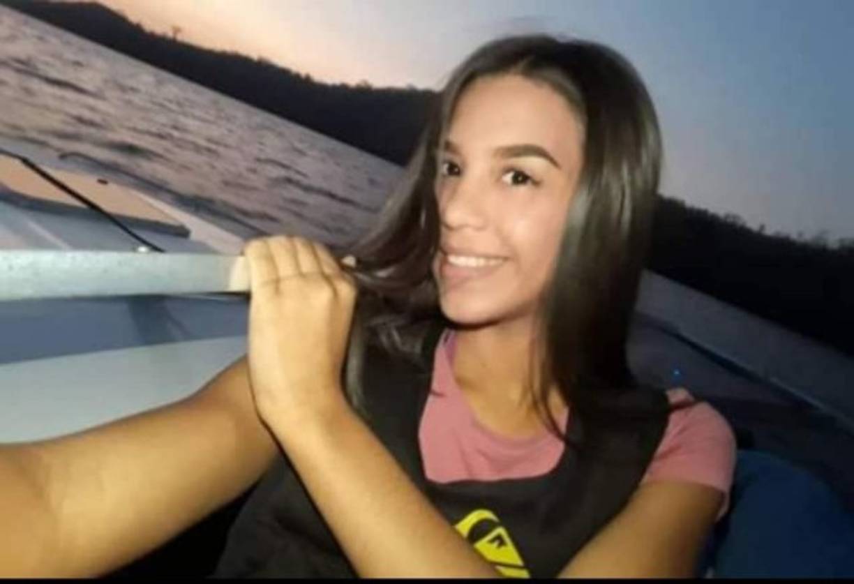 La primera autopsia indicó que la muerte fue por asfixia mecánica por inmersión. Presentó también lesiones en partes íntimas y hematomas en varias zonas del cuerpo.