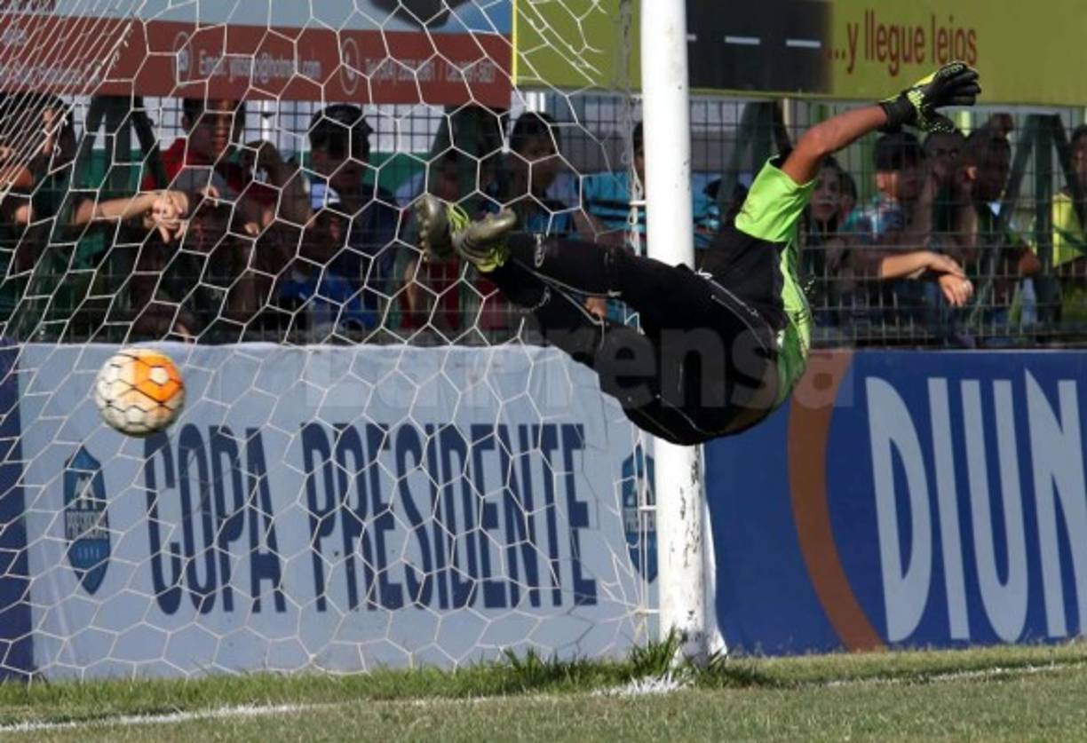 El portero del Estrella Roja, Aldo Posas, no pudo detener el tiro libre de Mario Berríos que marcó el 1-0 del Marathón. ¡Golazo!