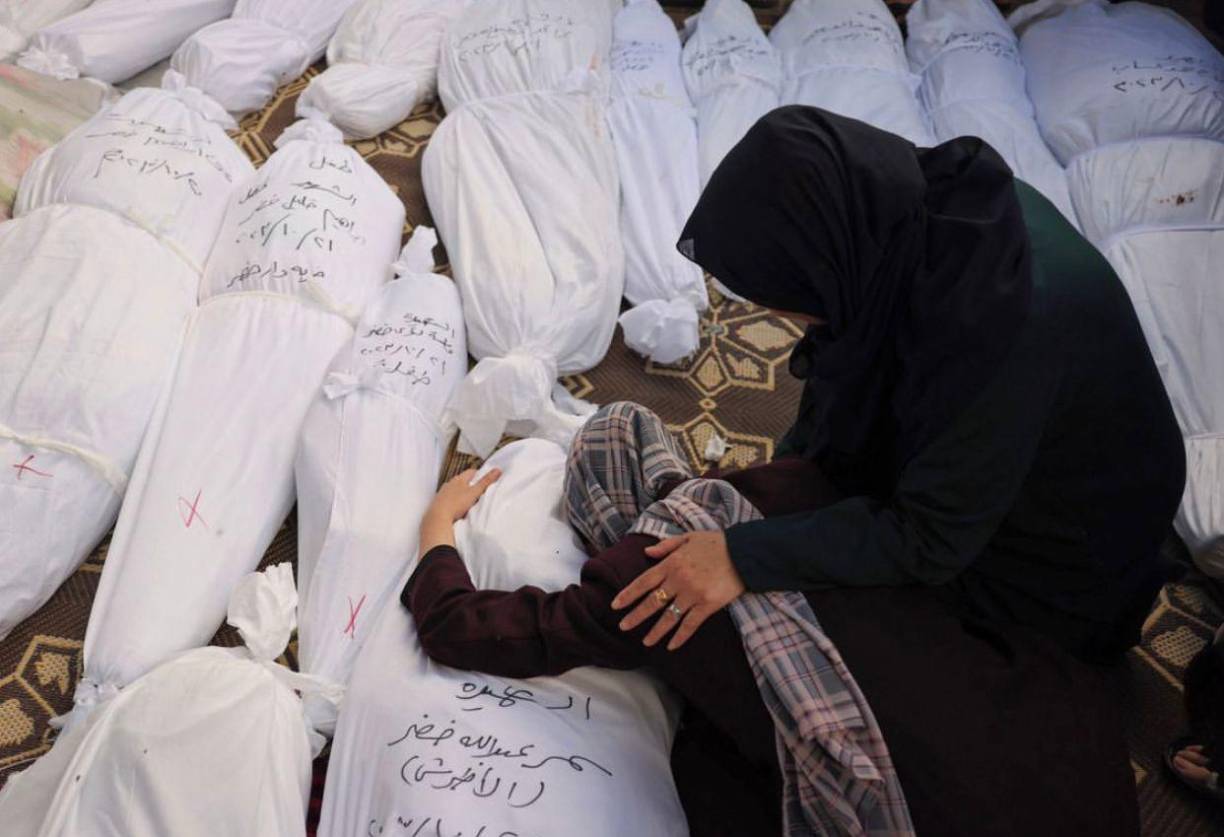 <b>07. </b>Una mujer reacciona al ver el cadáver de su hermana, muerta en un bombardeo israelí en Rafah, en el sur de la Franja de Gaza, el 21 de octubre de 2023. ⁣⁣