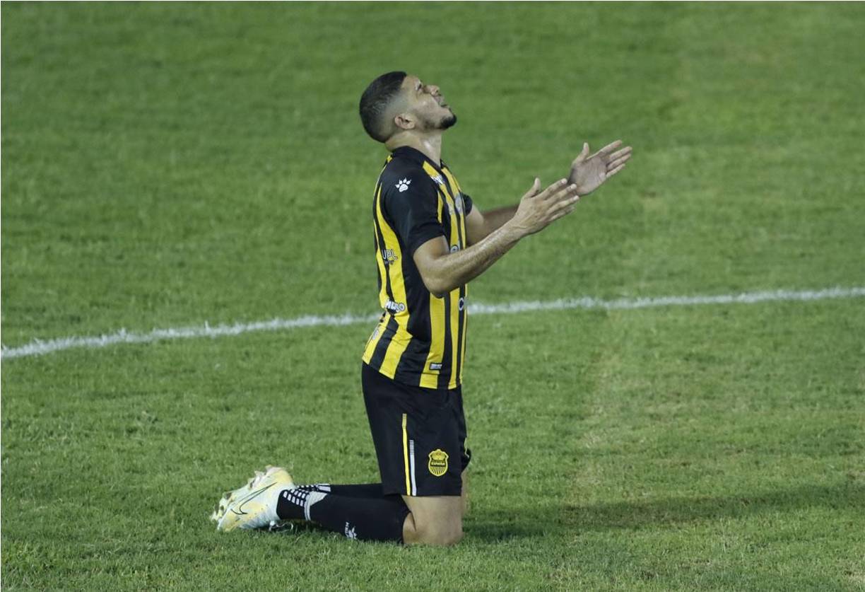 Getsel Montes - En Costa Rica siguen insistiendo que el Herediano se mantiene negociando por el defensa del Real España. “Se cayó un poco el posible fichaje porque el club hondureño no ha podido cerrar el remplazo. Esperan una nueva oferta de Herediano en las próximas horas”, informa el periodista tico Kevin Jiménez.