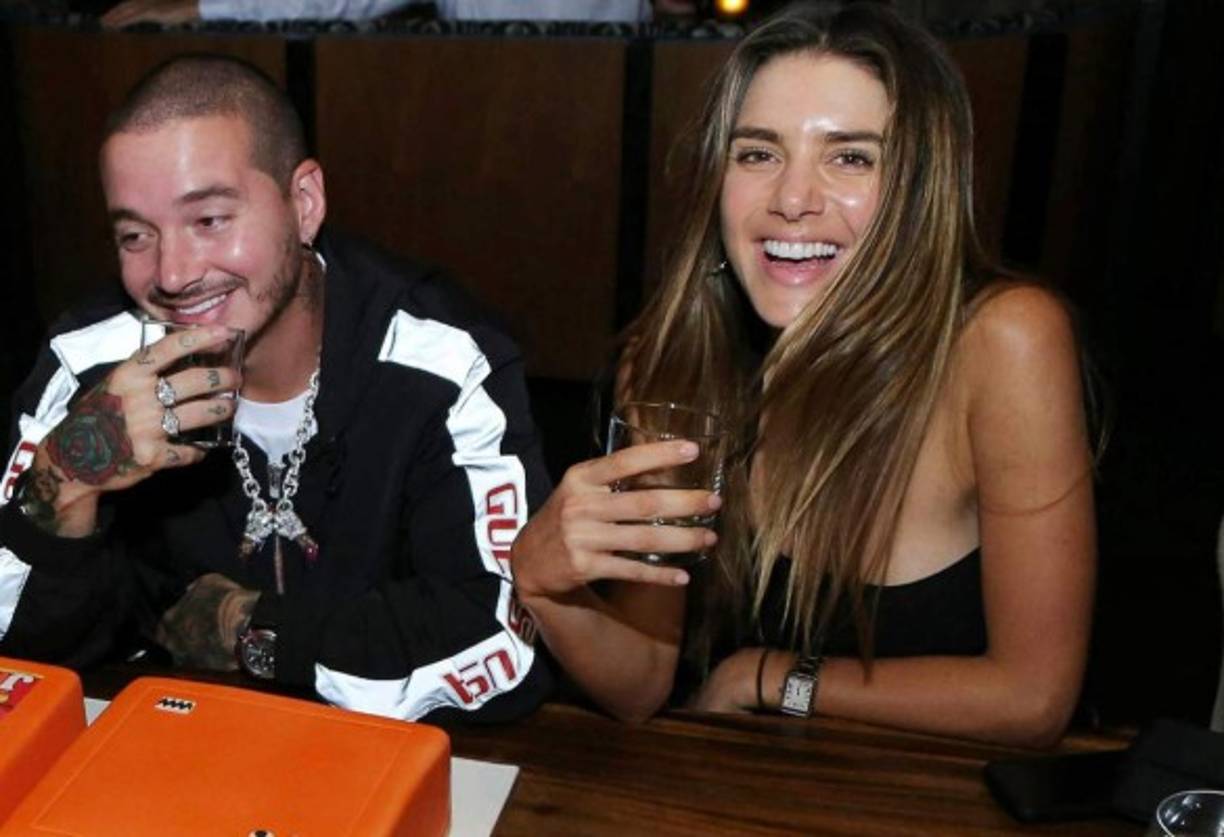 Previamente J Balvin estuvo en pareja durante cuatro años con Alejandra Buitrago (31), una modelo y periodista reconocida de Colombia. Este amor terminó en 2015.<br/><br/>Fue un largo tiempo que el compositor de 'Ginza' estuvo solo, tratando de entablar una relación. En ese período de soltería, se sospechó una relación con Luisa de Freitas (modelo de Venezuela), Gaby Espino (actriz venezolana) pero solo Valentina fue capaz de conquistar su corazón.