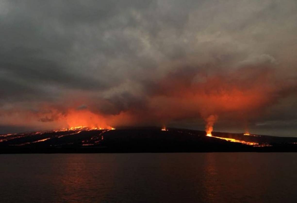 Localizado en la isla Isabela, el coloso entró en proceso eruptivo la tarde del martes, lo que también obligó a las autoridades a restringir el acceso de turistas a las zonas de influencia del volcán.