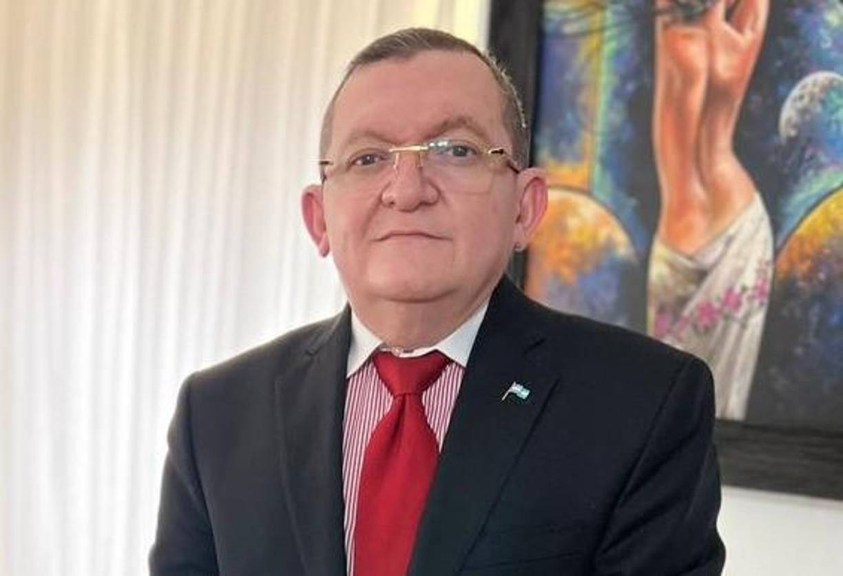 <b>3. Carlos Flores Guifarro</b>Es un destacado médico cirujano de profesión que ha laborado en el Hospital Escuela. Se ha ganado un nombre por su amplia experiencia en el campo médico; ahora busca incursionar en la política dentro del Partido Nacional. 