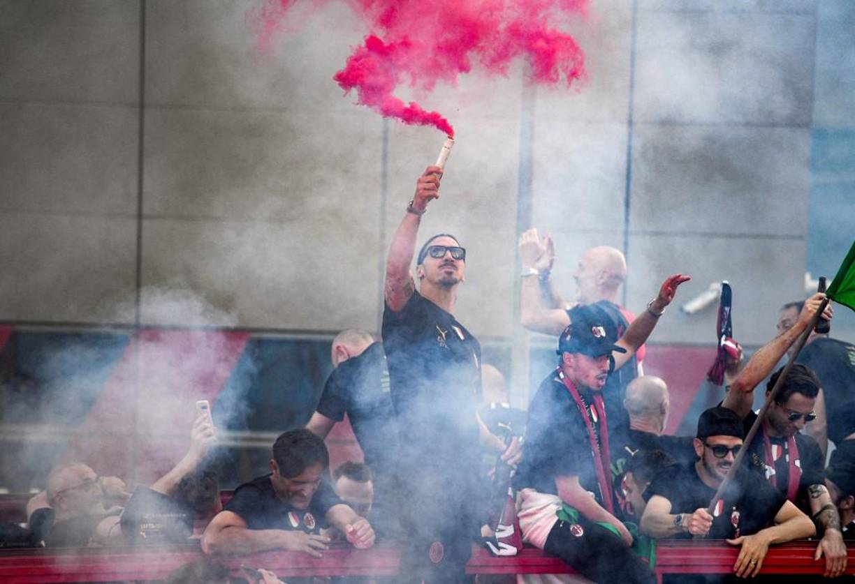 El sueco Zlatan Ibrahimovic encabezó los festejos. El atacante llegó en el 2020 y dos después se consagra campeón nuevamente con el AC Milan.