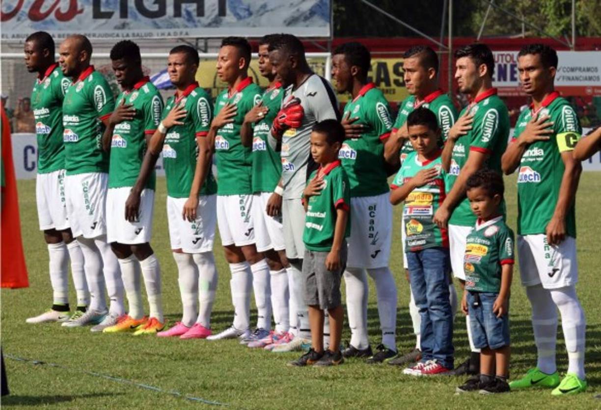 El once titular del Marathón cantando el himno nacional de Honduras antes del partido.