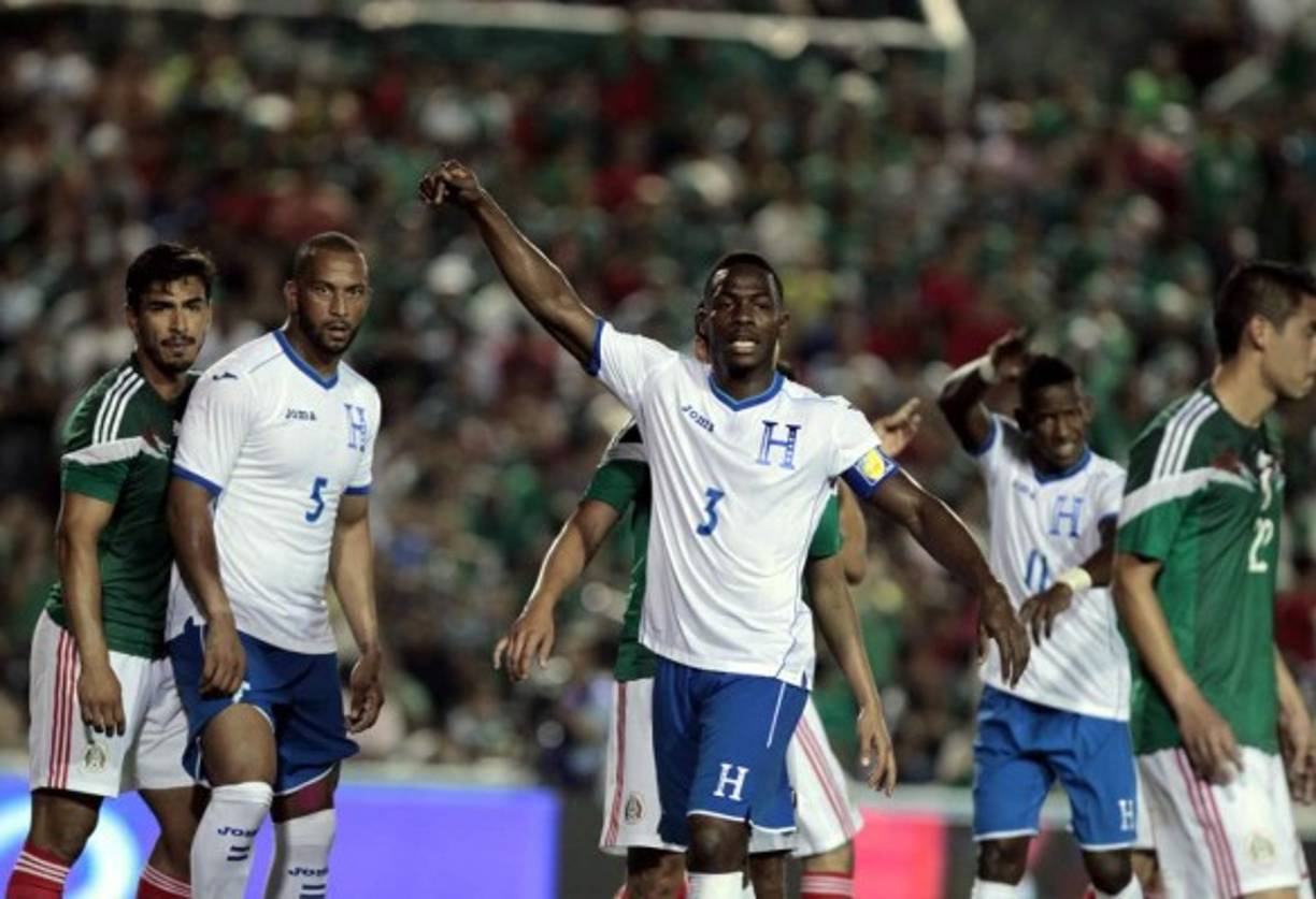 Maynor Figueroa, capitán de Honduras, dando indicaciones durante el partido.