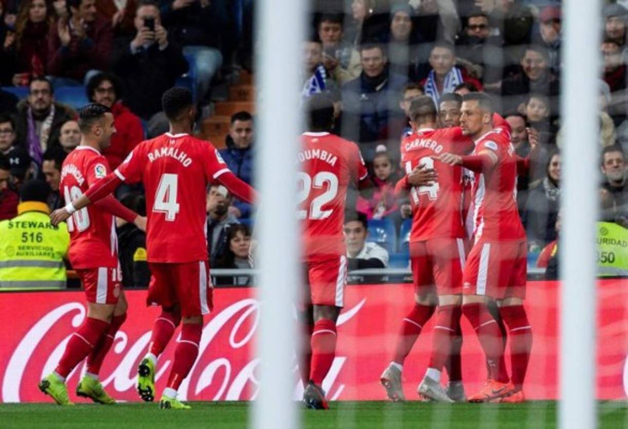 Los jugadores del Girona corrieron a celebrar con el hondureño Antony 'Choco' Lozano tras su gol contra el Real Madrid.