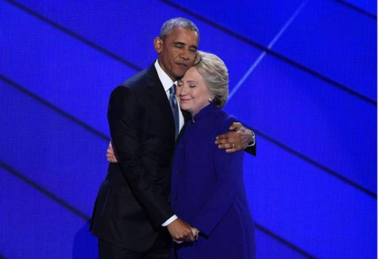 El presidente de Estados Unidos, Barack Obama, y la candidata presidencial demócrata Hillary Clinton compartieron un abrazo durante la Convención Nacional Demócrata en Wells Fargo Center, el 27 de julio de 2016 en Filadelfia.