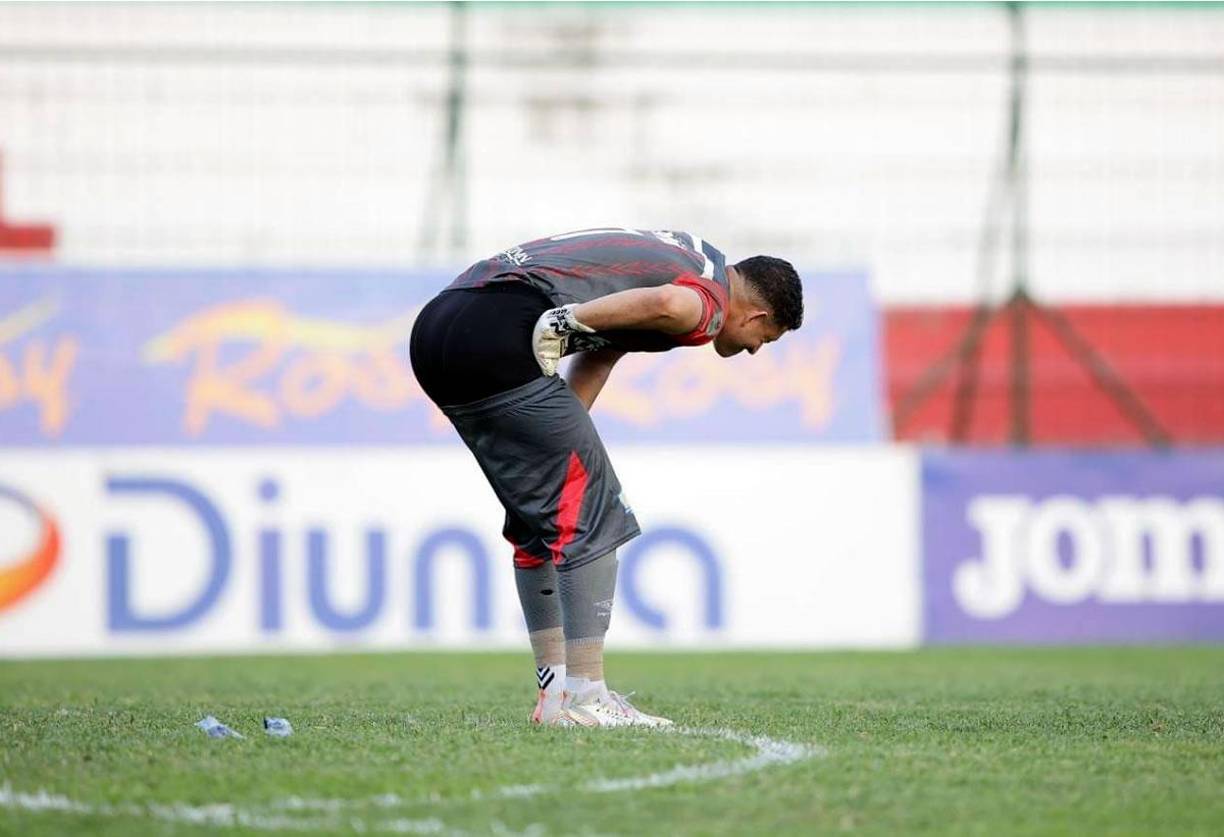 El portero del Vida se bajó la calzoneta y se sobó la zona de la ingle.