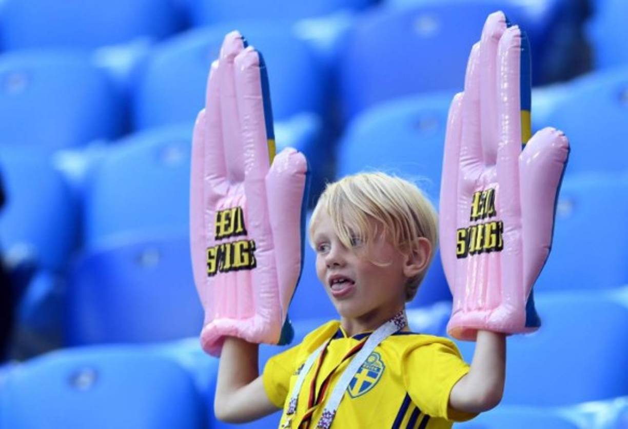 Pequeño aficionado sueco apoyando a la Selección. Foto AFP.