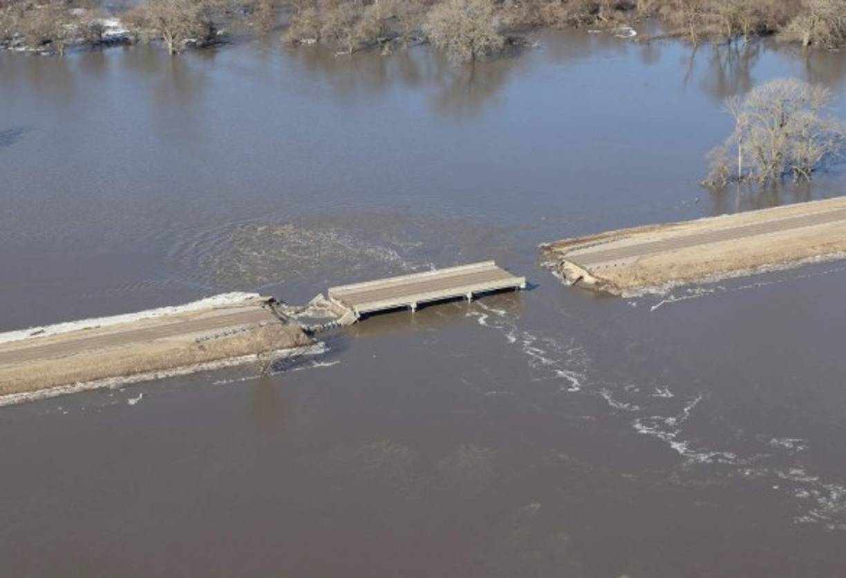 Los cuatro estados decretaron el estado de emergencia luego de que la fuerte tormenta de lluvia y nieve provocara un aumentó en los niveles de las cuencas de agua del área.