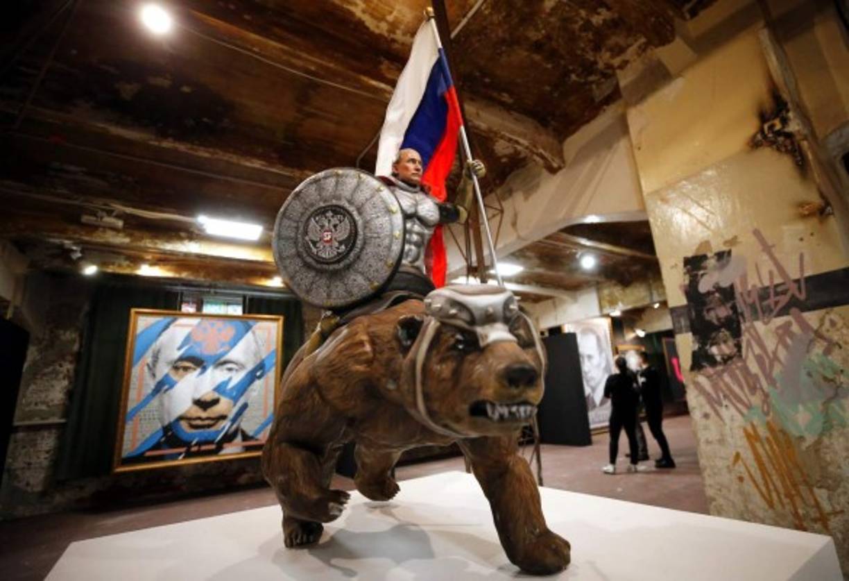 Rusia. Exposición solo para Vladimir Putin. Una escultura del presidente ruso, Vladimir Putin, forma parte de la exposición SUPERPUTIN en el Museo de Arte Ultramoderno de Moscú.