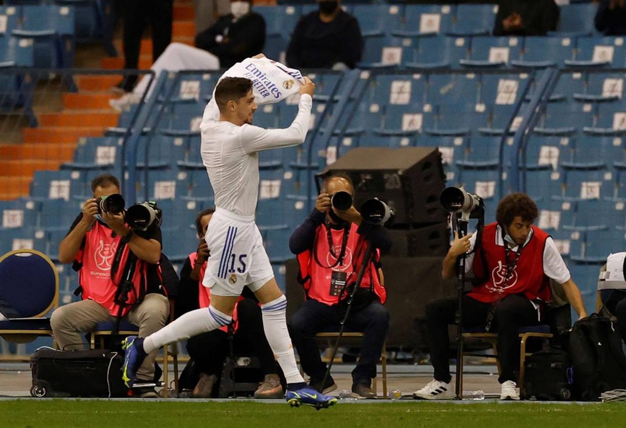 El gesto de Fede Valverde tras su gol. El centrocampista uruguayo se quitó la camiseta y la mostró a los aficionados en el estadio.