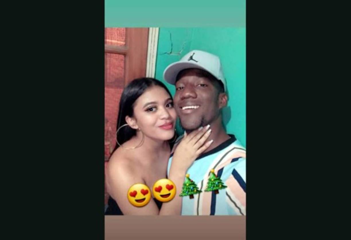 Darixon Vuelto, delantero del Real España, junto a su pareja.