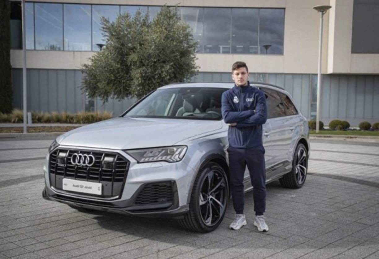 Luka Jovic - El delantero serbio eligió el Audi Q7 50 TDI quattro tiptronic Plata Florete con un precio de 72.850 euros.