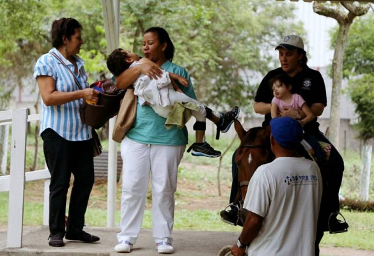 Los equinos son abordados por los niños desde una plataforma.