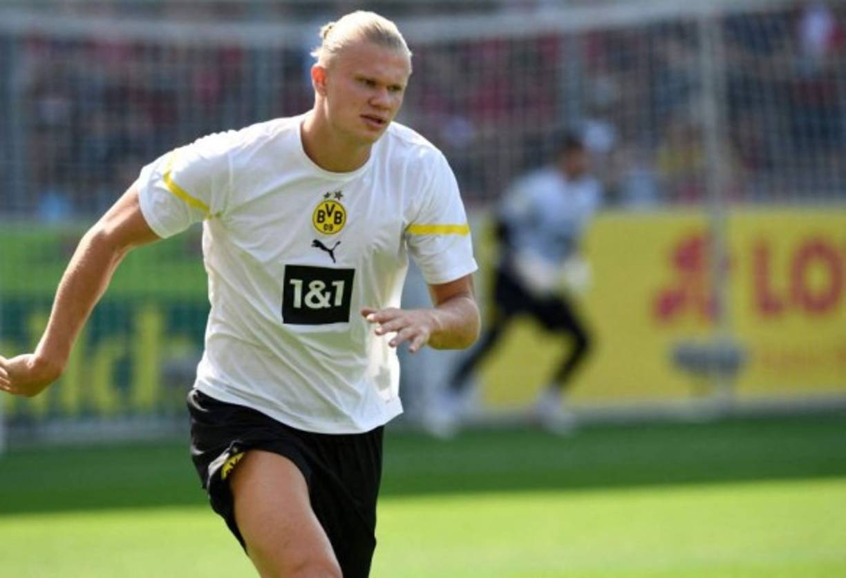 Según medios alemanes, el Manchester United estaría tomando la delantera por el fichaje del noruego Erling Haaland que milita en el Borussia Dortmund. Foto AFP.<br/>