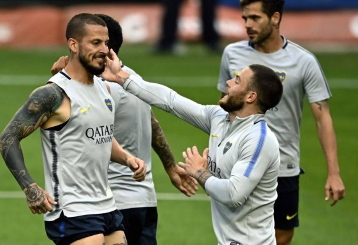 El argentino Darío Benedetto y el uruguayo Nahitan Nández bromean en pleno entrenamiento de Boca.