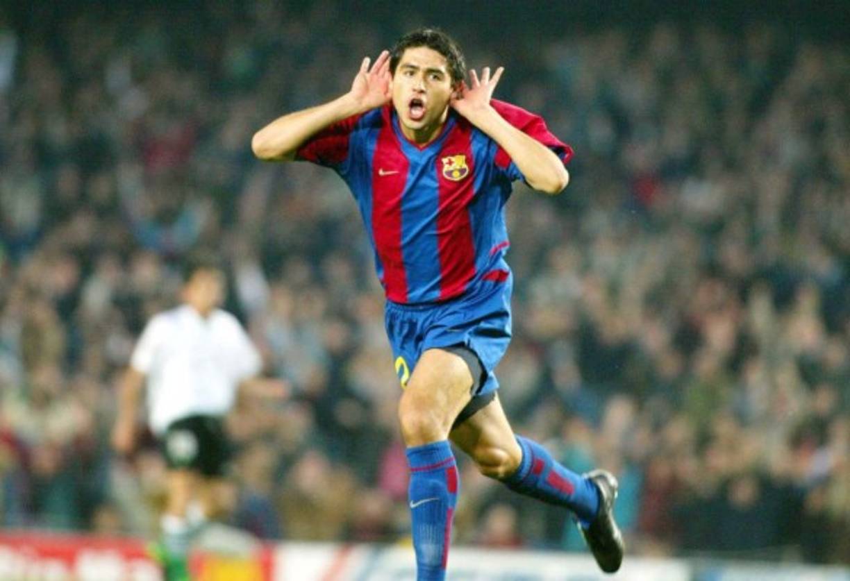 Juan Román Riquelme - El argentino arribó al Barcelona en el año 2002 y no logró acentuarse del todo en los encuentros oficiales y despertó polémica el hecho de que el en ese entonces técnico azulgrana, Louis Van Gaal, lo hiciera jugar en una posición que no le asentara tan cómodamente, hasta finalmente ser relegado al banquillo.