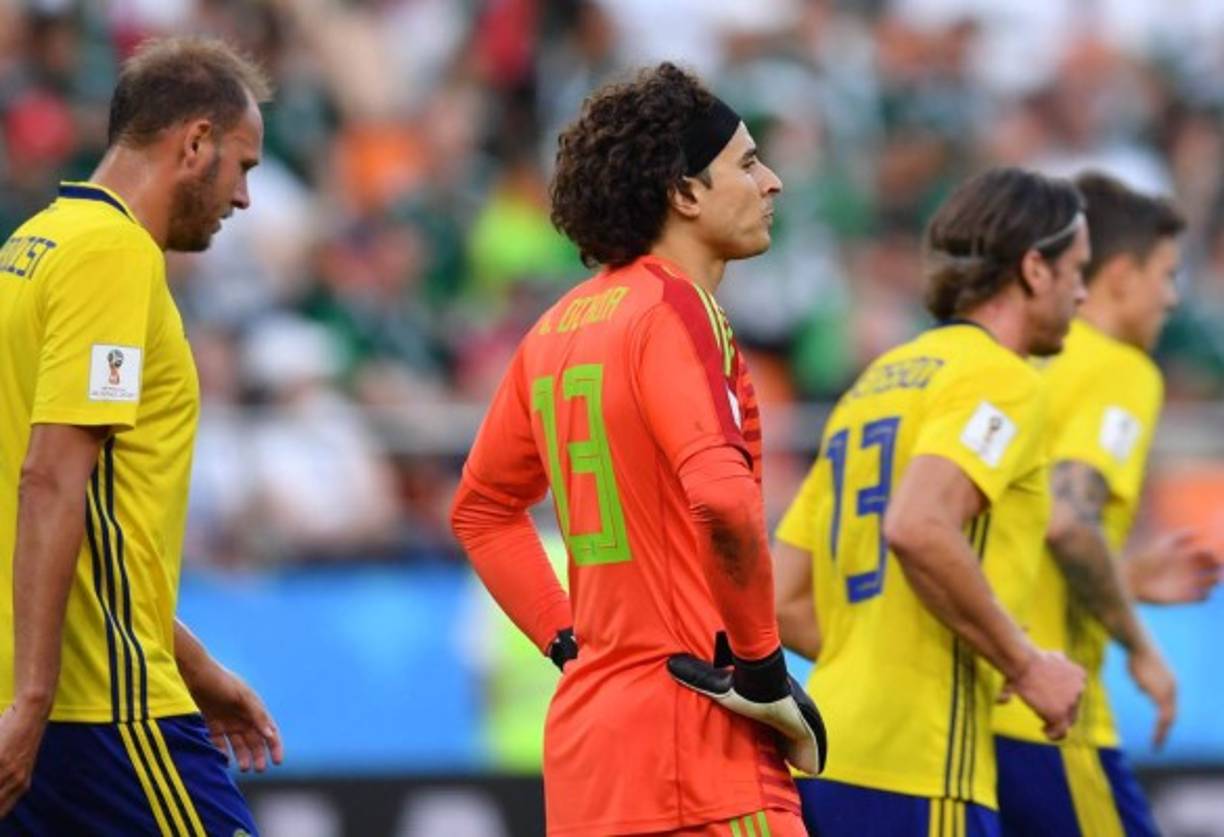 El portero Guillermo Ochoa no podía creer la goleada sufrida ante los suecos.